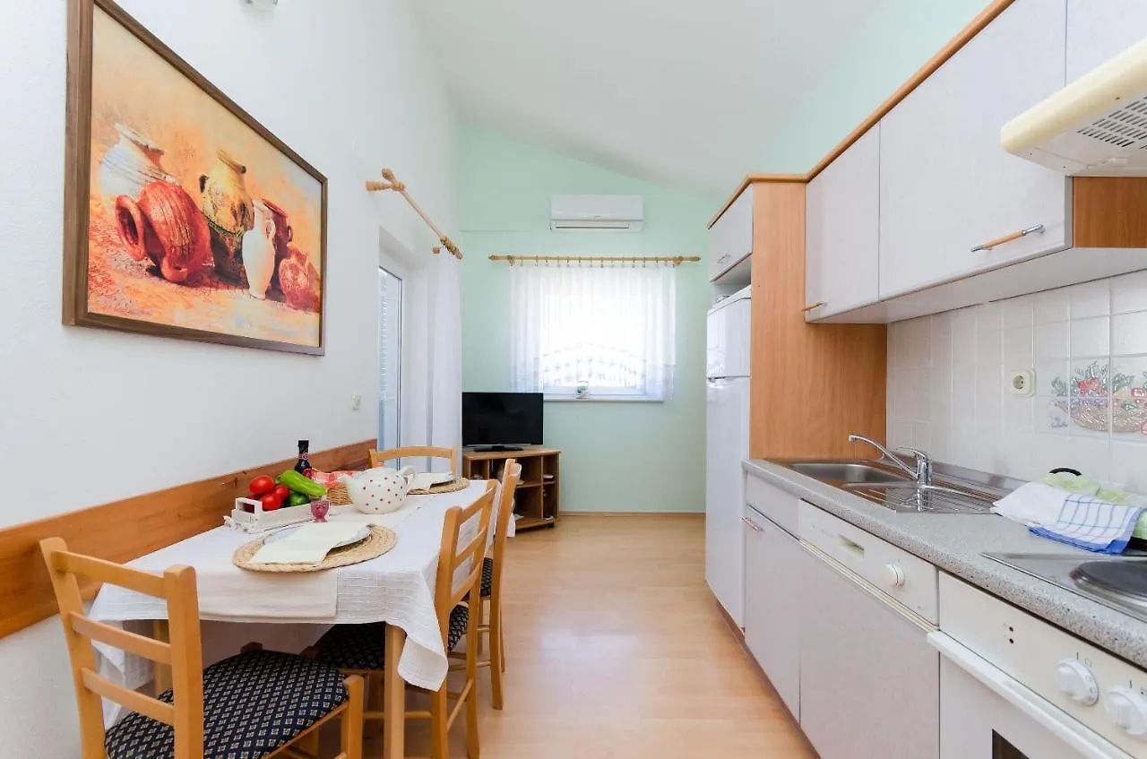 Apartments Damir Banjol 0*,